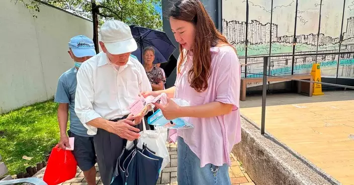 劉桂容議員天幕街市派福袋 街坊冒高溫排隊熱情參與