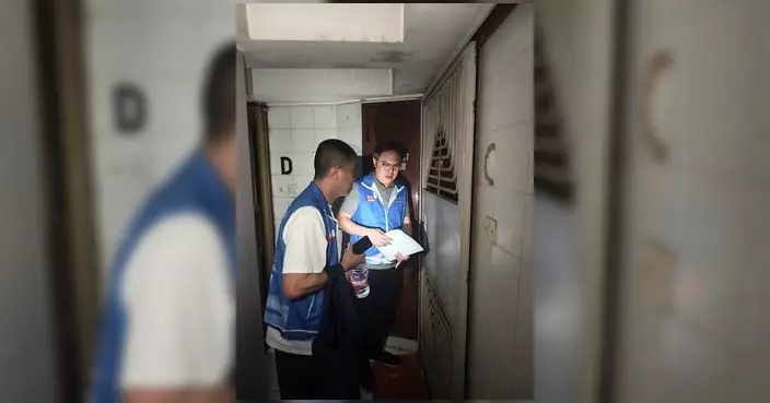 佐敦道高基大廈停電事故 楊鎮華聯同關愛隊探望住戶送乾糧食水