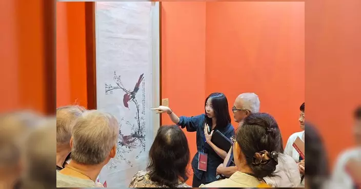鄭宇曦率工會會員參觀中共建黨105周年名家作品展