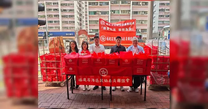 港區省級政協委員聯誼會落區送暖 蔡建四等走進社區派福包