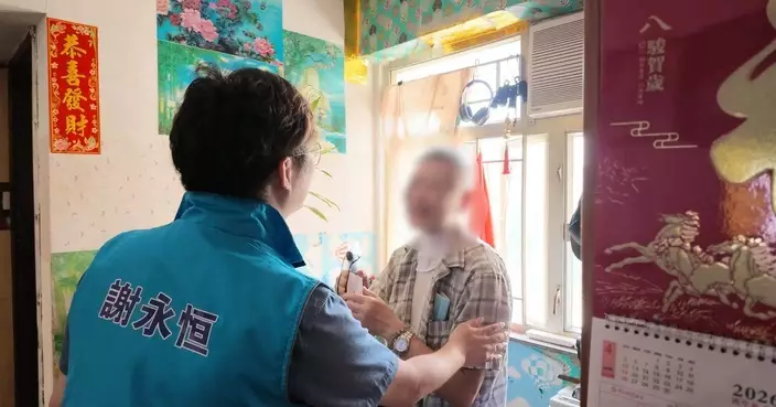 謝永恒落區派雨傘福袋 持續聆聽街坊意見