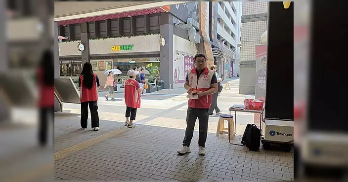 屯門區議員馮沛賢設街站派扇 為街坊送涼兼聽意見