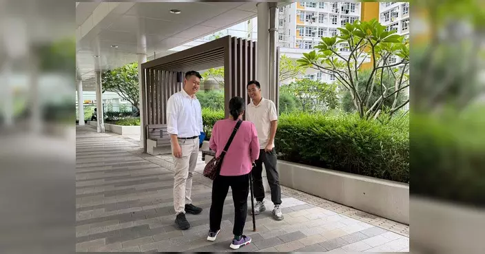 姚銘休會期間落區派發工作報告 聯同區議員走訪四邨聽取民意
