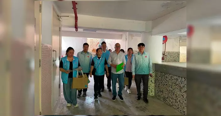 天后關愛隊聯同議員房協探訪勵德邨 派發愛心福袋關懷街坊