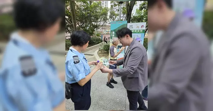 天氣酷熱 黃遠康聯同義工派扇及樽裝水為街坊消暑
