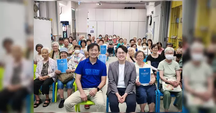 香港首個五年規劃諮詢期 黃遠康落區解說收集長者意見