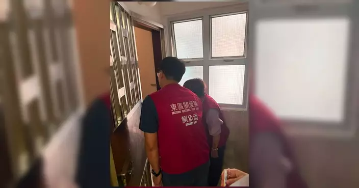 酷暑送關懷 丁江浩聯同民政助理專員走訪鰂魚涌長者