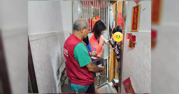 福昌樓停電逾百歲長者獲送涼風 關愛隊借充電寶應急