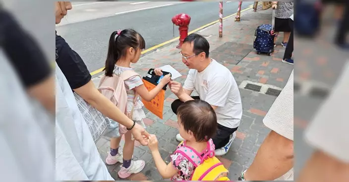 觀塘民聯會賣旗日 柯創盛率義工隊落區參與