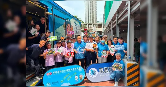 東區警區英皇道派單張宣揚行人安全 道路安全巴士互動攤位助市民邊玩邊學