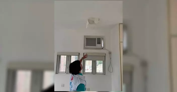 曾卓兒落區視察協助居民處理天花漏水問題