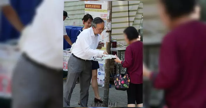 房屋局副局長戴尚誠與議員落區宣傳簡樸房制度 籲業主把握早鳥優惠登記