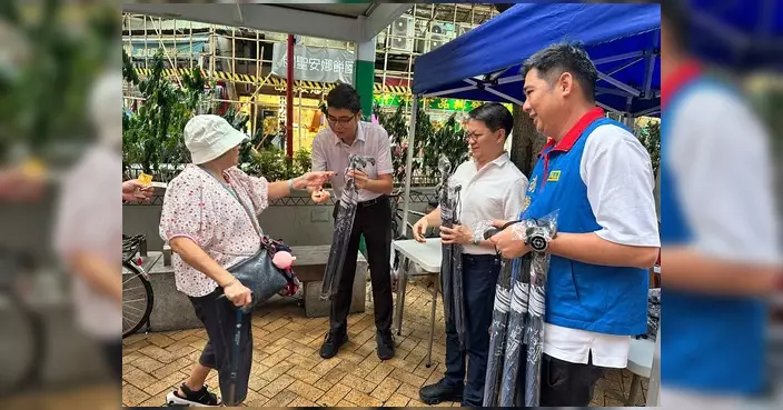 陳克勤聯同民建聯團隊大埔墟派發愛心拐杖傘贈長者