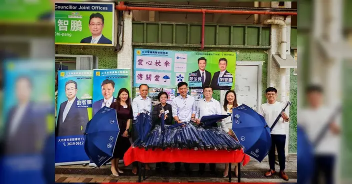 鄭泳舜聯同劉智鵬教授派發愛心拐杖傘 籲長者雨天出行小心