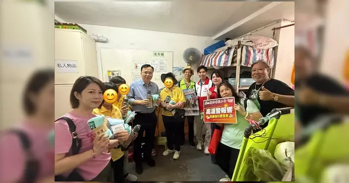 酷熱天氣下走訪多區送清涼物資 黃國收集工友意見爭取優化防暑裝備