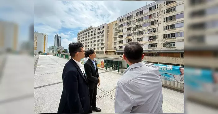 吳秋北聯同區議員及房署人員 實地視察興華（二）邨外牆剝落