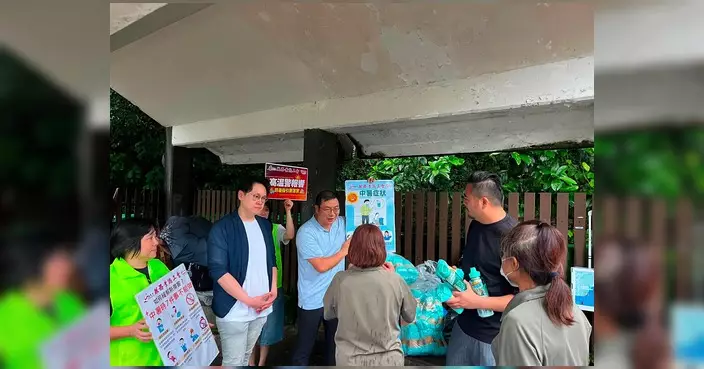 關懷西貢前線工友 黃遠康聯同議會同事派消暑物資打氣