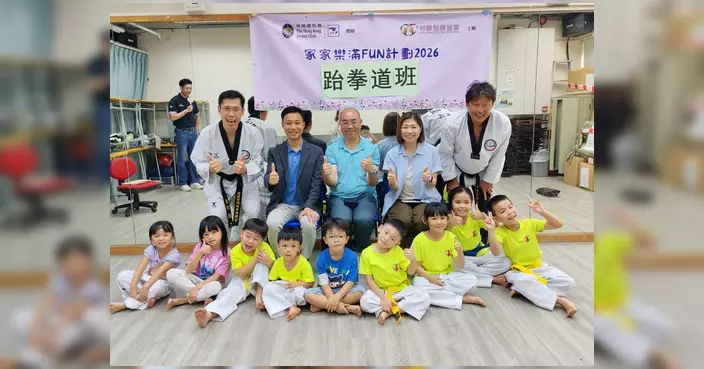 林振昇現身跆拳道班撐小學員 手持木板陪練踢腿