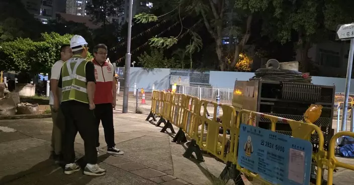 屯門區議員馮沛賢視察爆水管搶修現場 關注工友安全及噪音