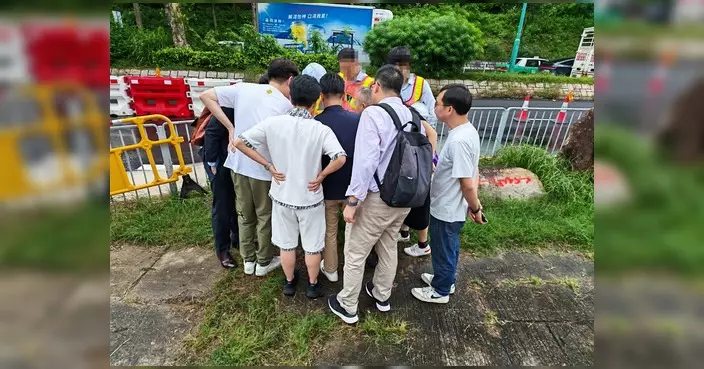 屯門青山公路食水管滲漏黃泥水湧出 議員到場視察並出席緊急會議