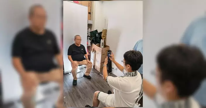 鄺珉樀和田邨化身攝影師 為街坊拍攝即影即有證件相