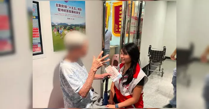 陳穎欣荃灣辦事處會見市民 派換領票予長者贈暖心福袋