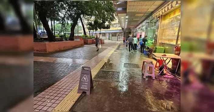 樂華邨展華樓對出積水困擾居民 李嘉恒聯同房屋署領展視察