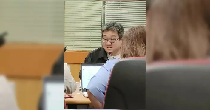 屯門區議員馮沛賢出席區議會會議 關注公屋鐵閘鎖位及青年服務重置