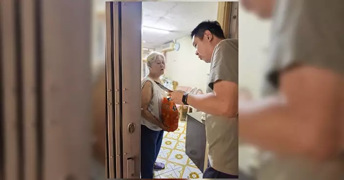 石圍角關愛隊家訪石圍角邨長者 送上愛心福袋送暖