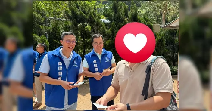 薄扶林關愛隊設流動服務站 蕭煒忠與隊員向居民介紹活動