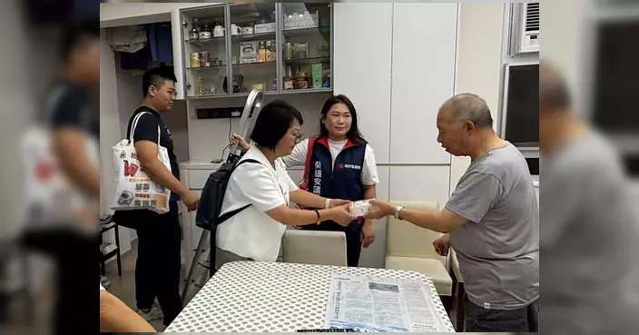 軒尼詩大廈火警後加強防火 議員聯同關愛隊為居民安裝煙霧感應器