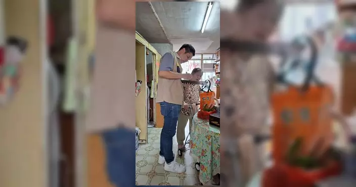 石圍角關愛隊福袋送暖 探訪石圍角邨獨居及雙老長者