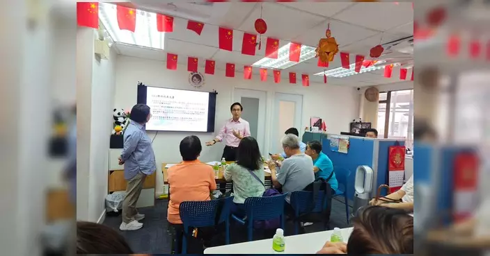 穆家駿開學日與劉珮珊議員落區 向大廈法團講解修例諮詢
