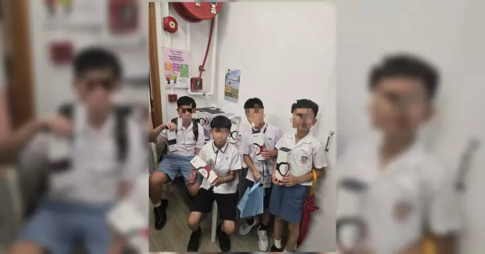 開學日派愛心水樽記事簿 陳孟宜為新景區學童打氣
