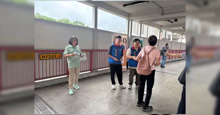 開學日荃灣區議員設早站派滅火筒及免費姓名貼