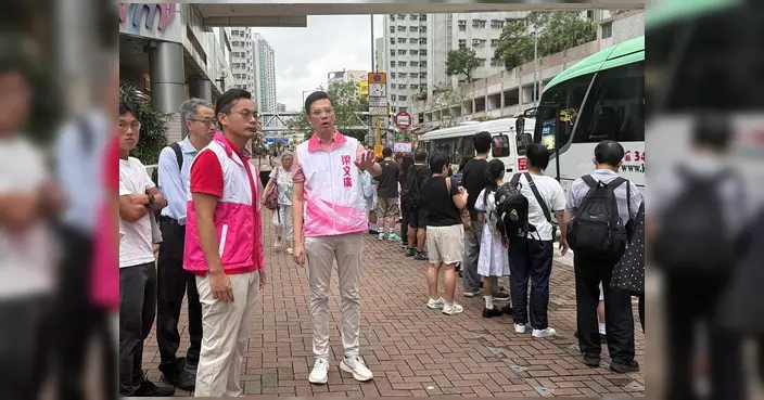 開學日視察交通及派文具 梁文廣聯同區議員跟進海泓道工程影響