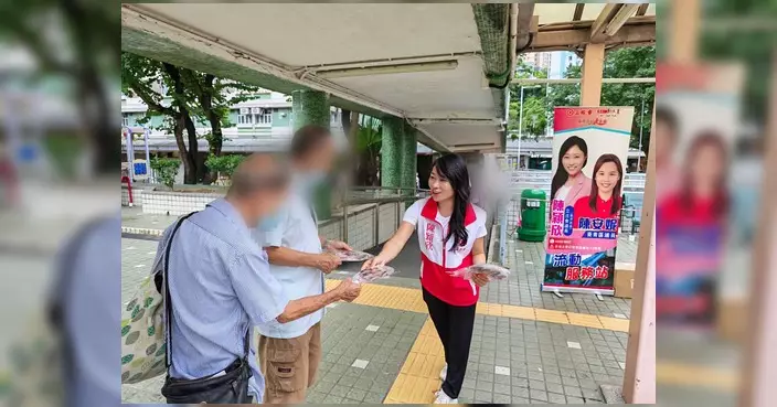 陳穎欣聯同陳安妮大窩口邨設街站 收集施政報告意見
