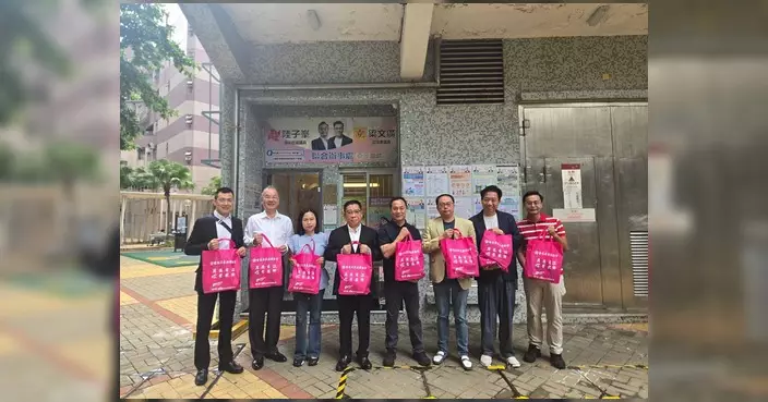 香港廣東社團總會九龍西分會探訪海富苑長者 送上中秋福袋月餅