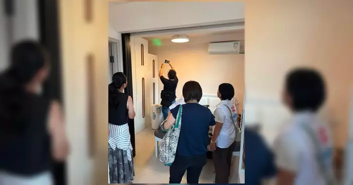 健威花園頂層單位天花漏水 曾卓兒聯同屋宇署實地視察