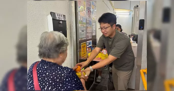 鄺珉樀和田邨派發愛心月餅 獲贊助水果迎中秋