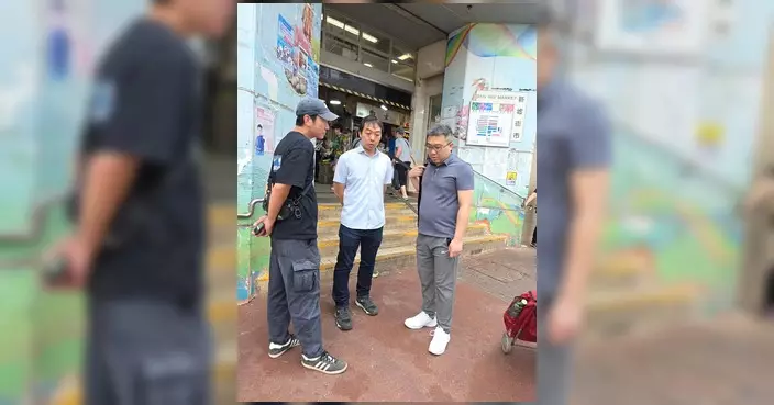 新墟街市前行人路試鋪新型物料 馮沛賢聯同路政署視察