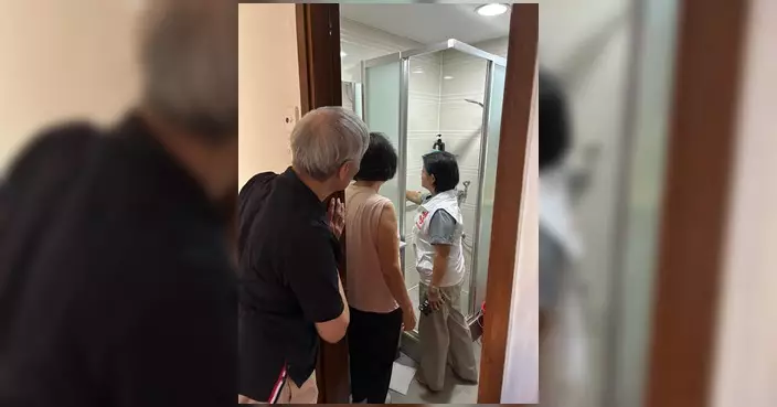 東區區議員曾卓兒跟進丹桂閣滲水個案 探訪上下層單位實地勘察