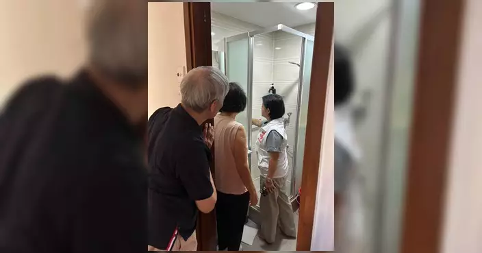 東區關愛隊跟進丹桂閣滲水個案 探訪上下層單位實地勘察
