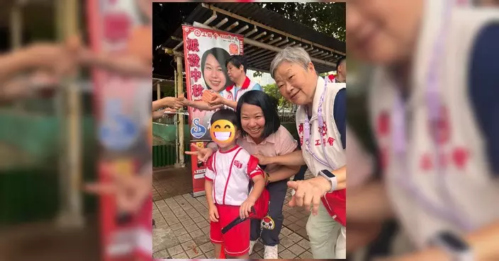 南區區議員林詠欣團隊華富邨派月餅 與街坊共迎中秋