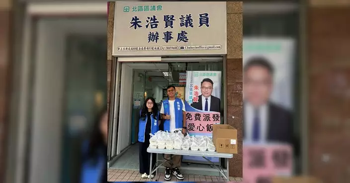 北區區議員朱浩賢辦事處派愛心飯 長者額外獲贈兩個月餅