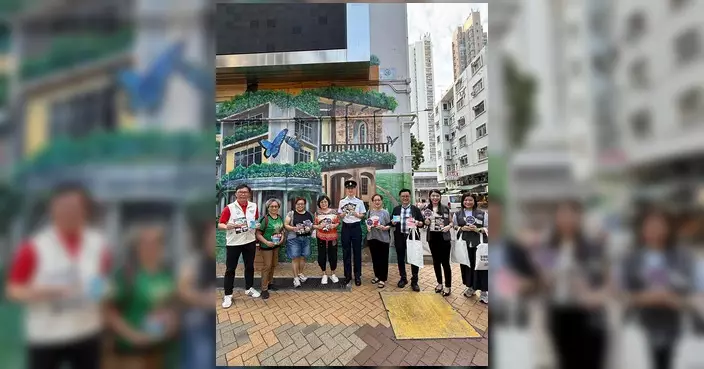 大埔警區聯同社區夥伴宣傳防騙 走入大埔墟向街坊長者派紀念品