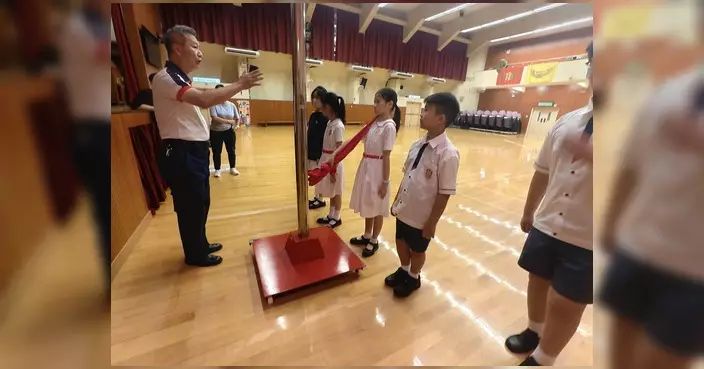 將軍澳警區教官到馮晴紀念小學指導升旗禮 訓練中式步操