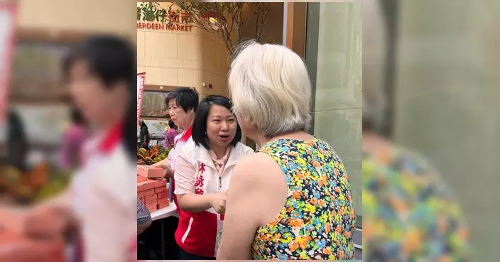 林詠欣團隊香港仔街站派月餅送暖 收集居民民生訴求