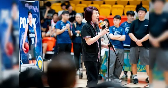 李慧琼出席青途學界籃球季前賽決賽日 為學界球員打氣