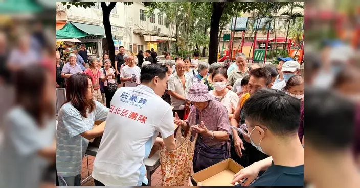 莊豪鋒屯門元朗辦事處派中秋月餅 中華煤氣贊助送節日祝福